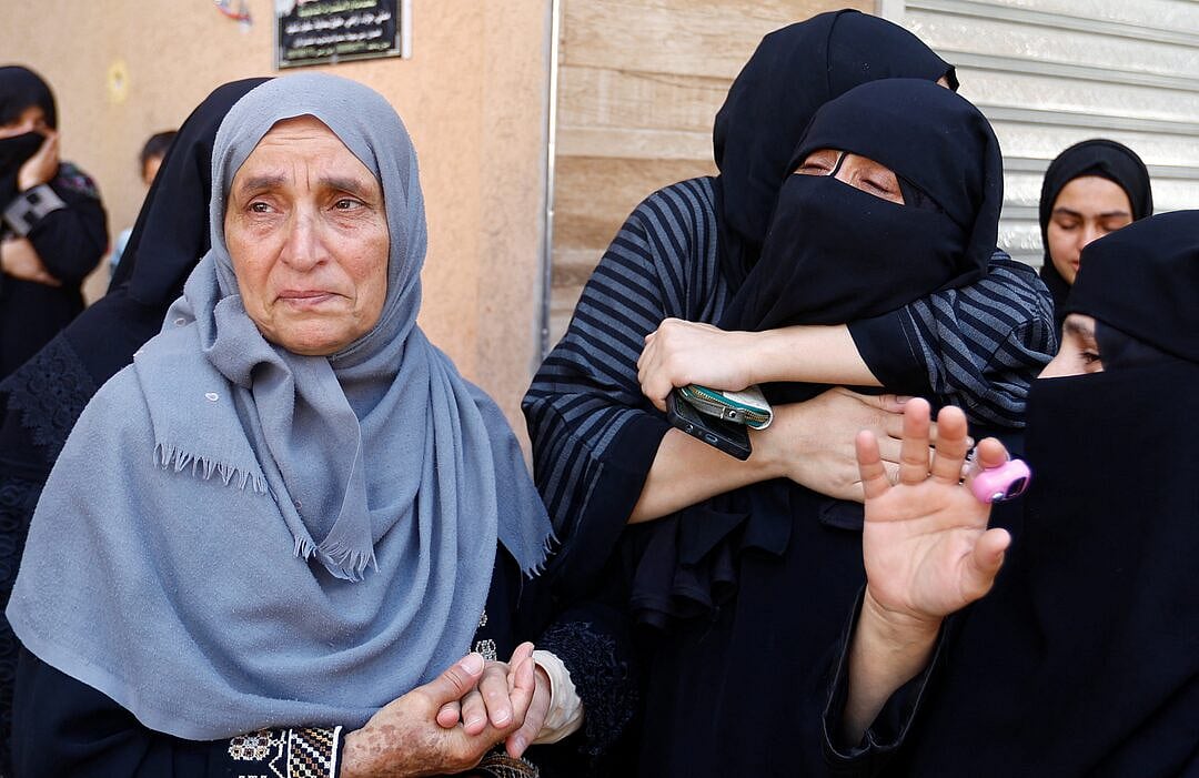 যুদ্ধে নিহত স্বজনদের জন্য প্রতিনিয়ত এভাবেই শোক জানান গাজার ফিলিস্তিনিরা