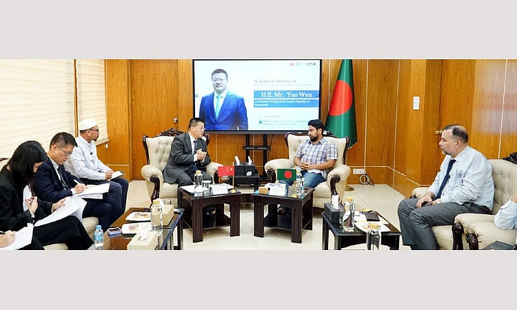উপদেষ্টা মো. নাহিদ ইসলাম (ডানে) ও চীনা রাষ্ট্রদূত ইয়াও ওয়েন