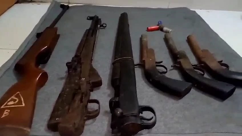 সড়কের পাশে পড়ে থাকা বস্তা থেকে এসব অস্ত্র উদ্ধার করেছে র্যাব। গতকাল রাতে চন্দনাইশ উপজেলার বাংলাবাজার এলাকায়