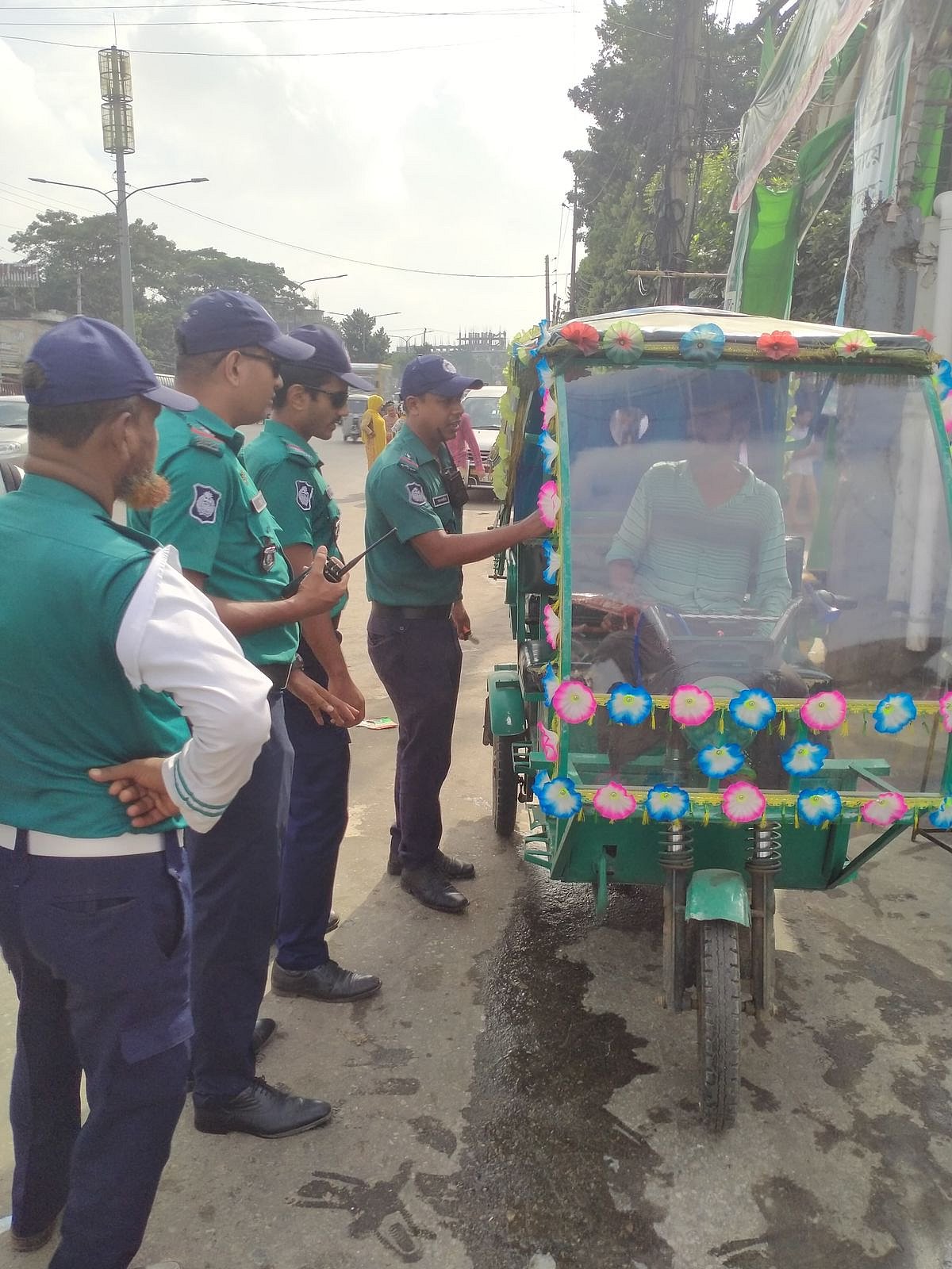 সড়কে শৃঙ্খলা ফেরাতে গত এক সপ্তাহে ব্যাটারিচালিত রিকশার বিরুদ্ধে ব্যবস্থা নিয়েছে ডিএমপির ট্রাফিক বিভাগ