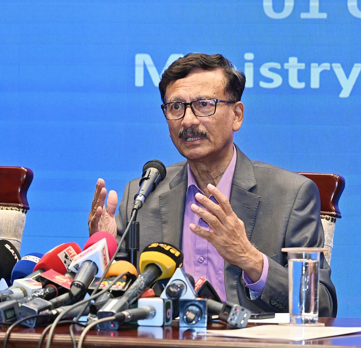 পররাষ্ট্রবিষয়ক উপদেষ্টা মো. তৌহিদ হোসেন তাঁর দপ্তরে সংবাদ সম্মেলনে বক্তব্য দেন। ঢাকা, ১ অক্টোবর