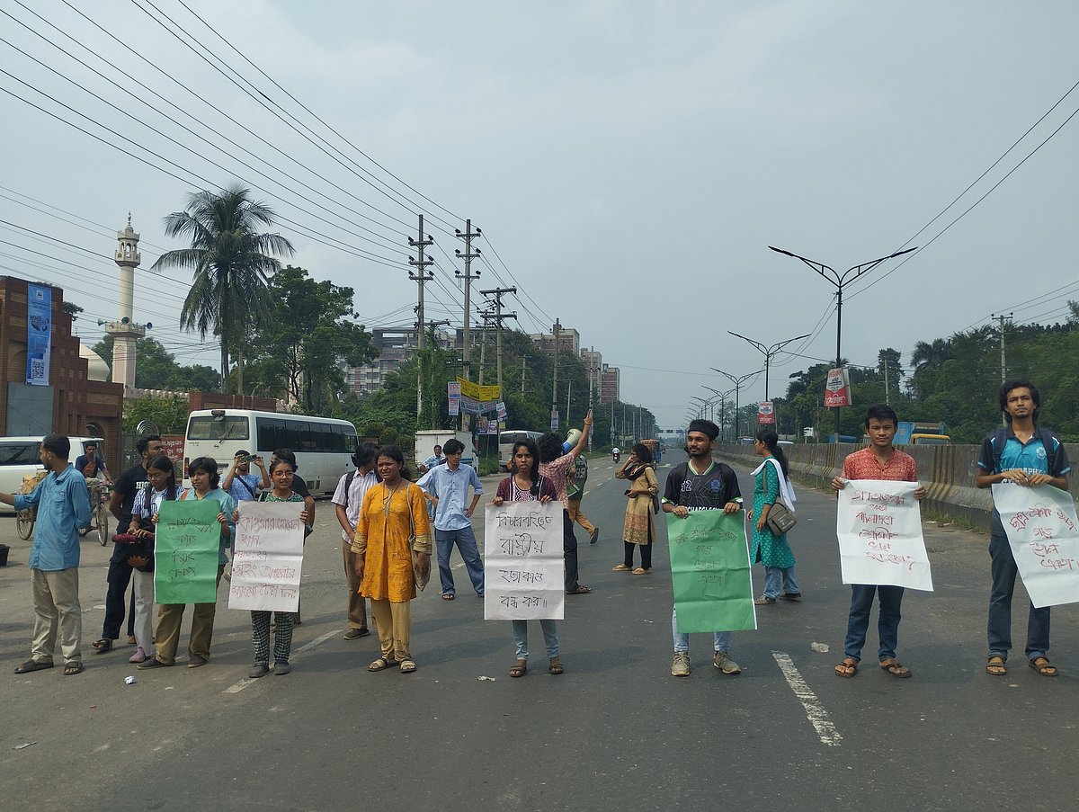 আশুলিয়ায় গুলিতে এক শ্রমিক নিহতের প্রতিবাদে ঢাকা-আরিচা মহাসড়ক অবরোধ করেন জাহাঙ্গীরনগর বিশ্ববিদ্যালয়ের শিক্ষার্থীরা। আজ মঙ্গলবার দুপুরে