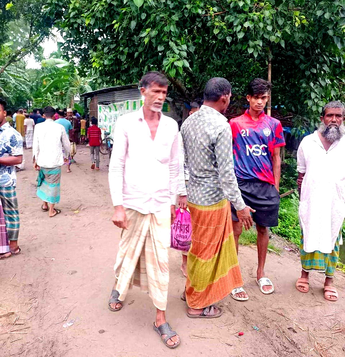 নাটোরের লালপুর উপজেলার কদিমচিলান ইউনিয়নের পূর্ব চৌষডাঙ্গা গ্রামে মুদিদোকানদারকে কুপিয়ে হত্যার পর সকালে ঘটনাস্থলে লোকজন ভিড় করেন