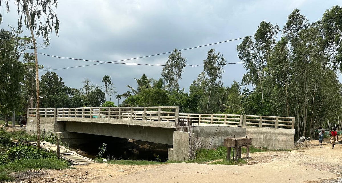 সংযোগ সড়ক না থাকায় ব্যবহার হচ্ছে না পাকা সেতু। এর পাশেই সাঁকো বসিয়ে পারাপার করছেন এলাকাবাসী। গতকাল বিকেলে কক্সবাজারের পেকুয়া উপজেলার চড়াপাড়া-বারবাকিয়া বাজার সড়কে