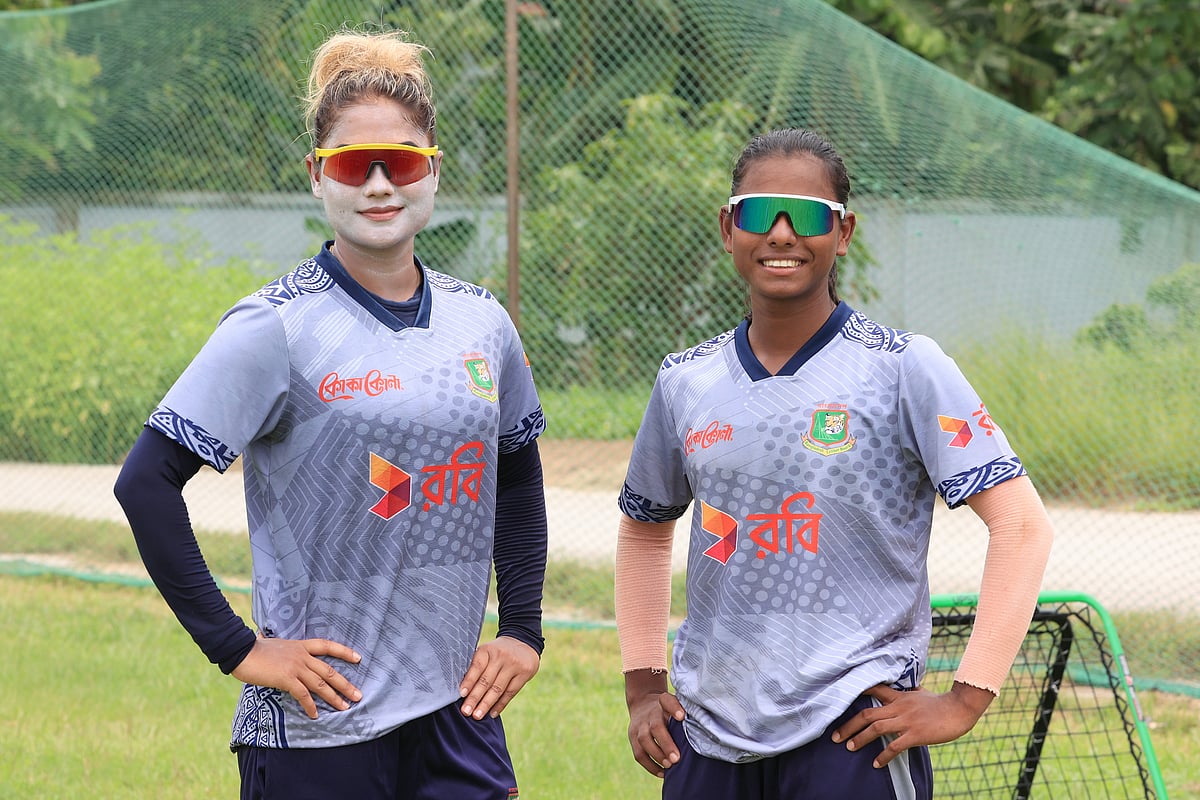 বাংলাদেশের দুই পেসার জাহানারা আলম (বাঁয়ে) ও মারুফা আক্তার