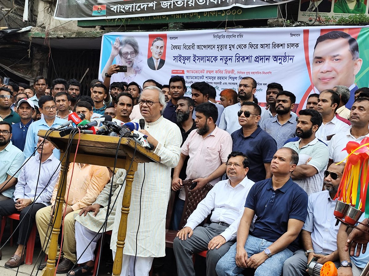 বিএনপির জ্যেষ্ঠ যুগ্ম মহাসচিব রুহুল কবির রিজভী নয়াপল্টনে দলের কেন্দ্রীয় কার্যালয়ের সামনে এক অনুষ্ঠানে বক্তব্য দেন। ঢাকা, ১ অক্টোবর