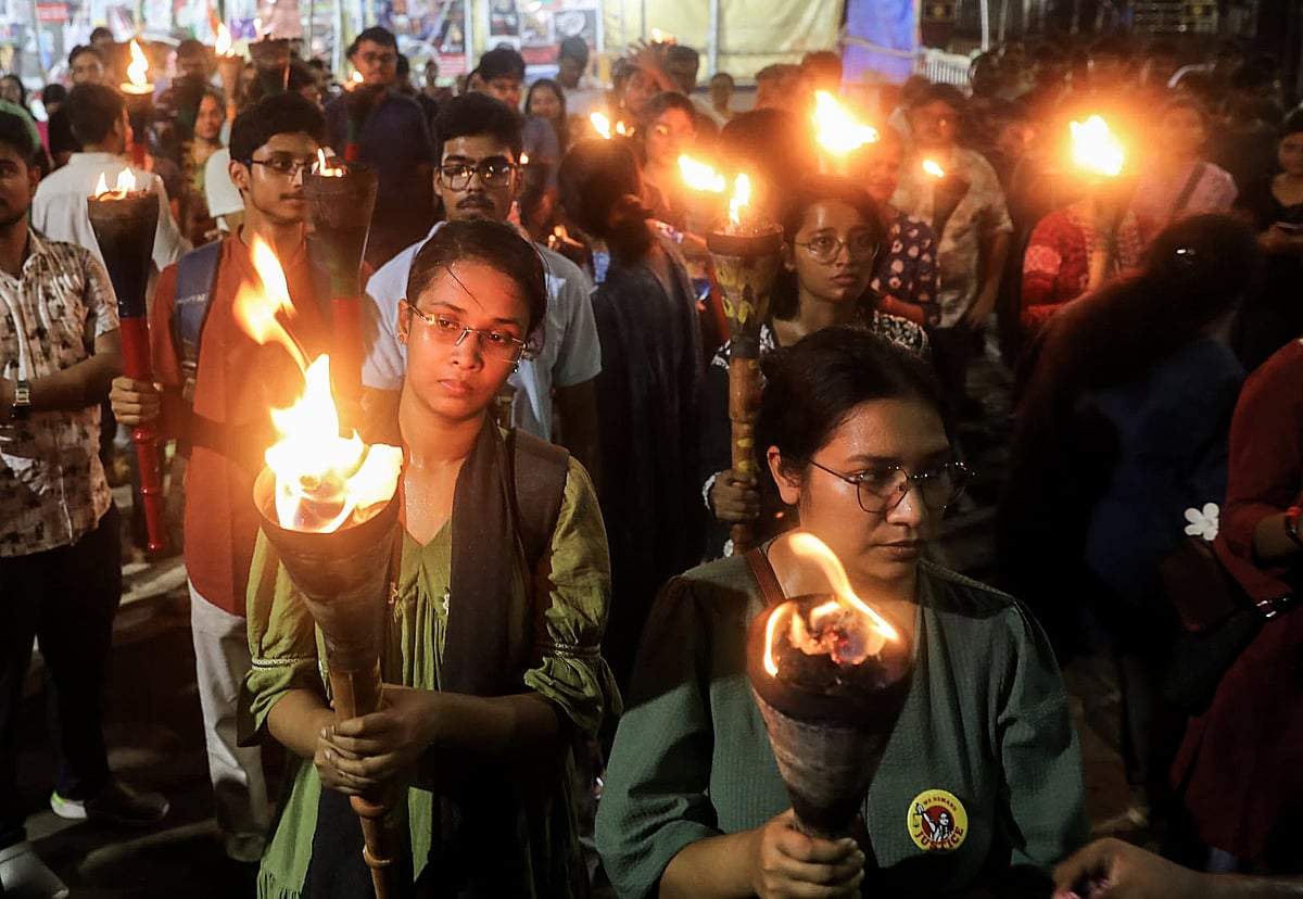 আরজিকর কাণ্ডে চিকিৎসকদের বিক্ষোভ