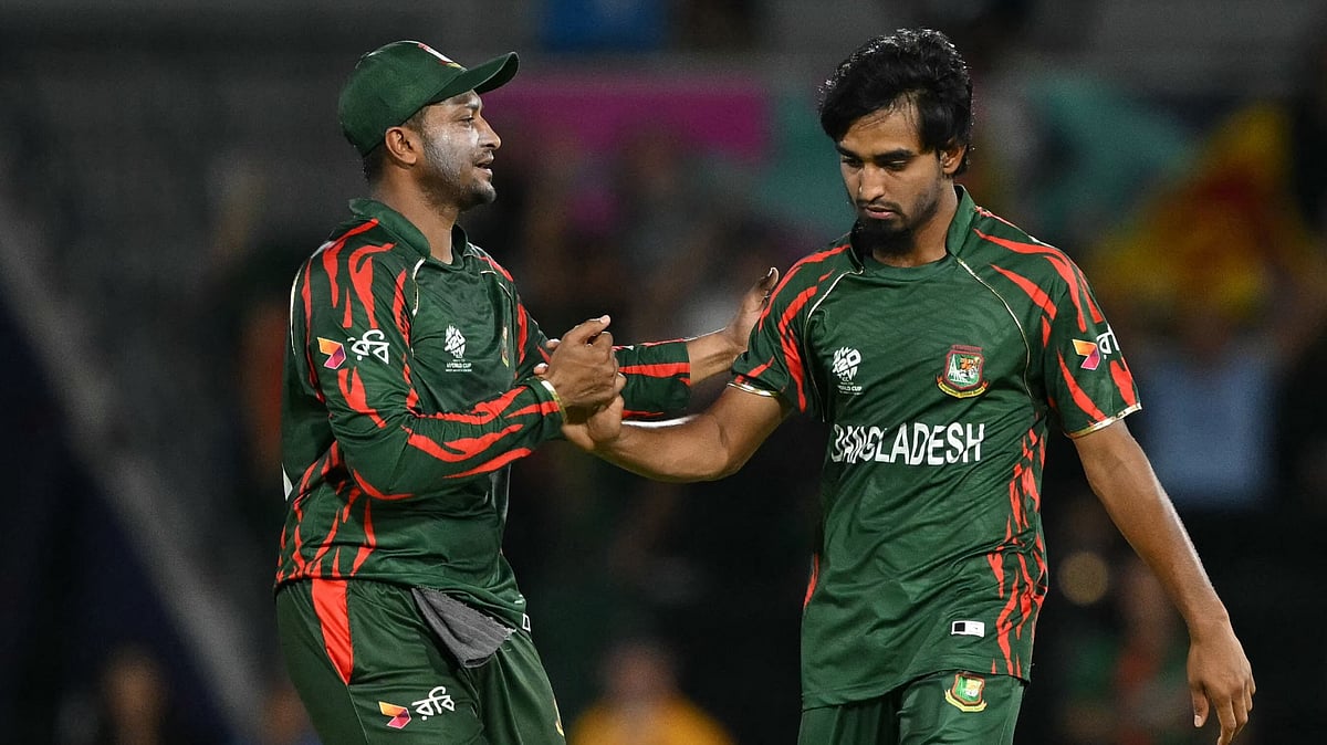 সাকিব আল হাসান (বাঁয়ে) ও তানজিম হাসান সাকিব, ২০২৪ টি–টোয়েন্টি বিশ্বকাপে শ্রীলঙ্কার বিপক্ষে ম্যাচে