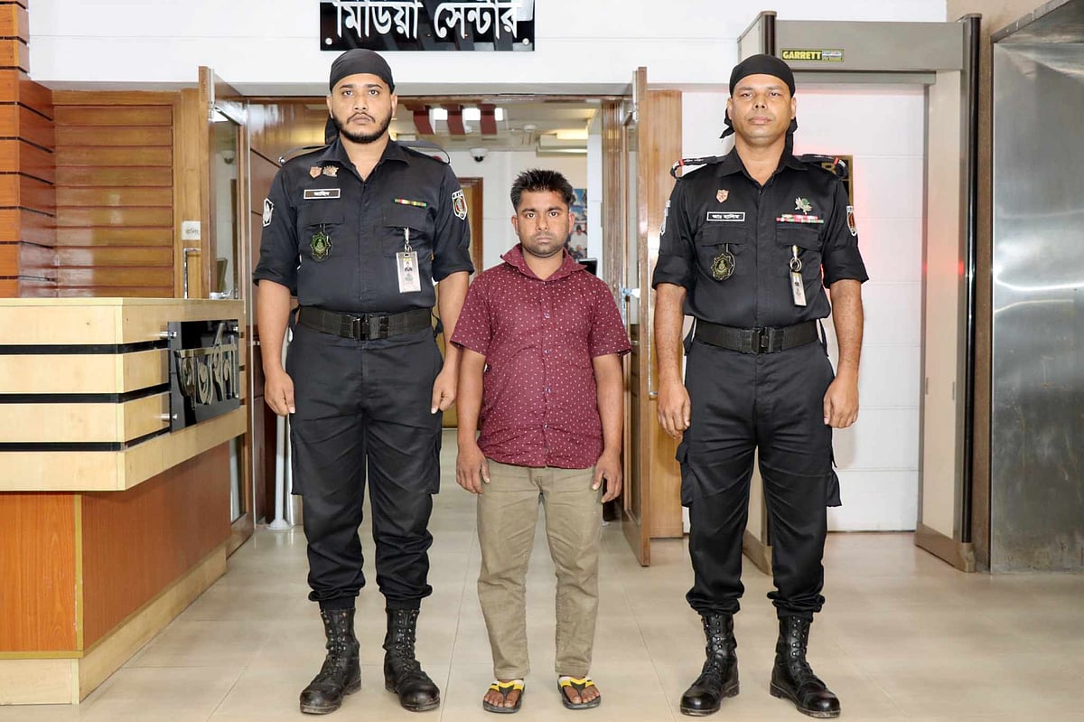 র্যাবের হাতে গ্রেপ্তার হওয়া রুমন (২৭)