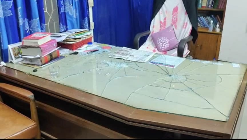 নরসিংদী জেলা আইনজীবী সমিতির সভাপতি কাজী নাজমুল ইসলামের কক্ষে হামলা ও ভাঙচুরের ঘটনা ঘটেছে