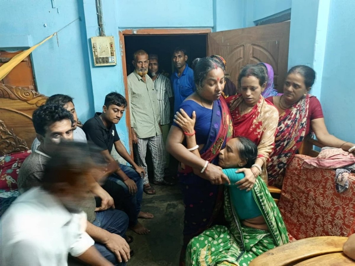 জাহাজে বিস্ফোরণে উপার্জনক্ষম ছেলেকে হারিয়ে স্বজনদের আহাজারি। বুধবার শৈলকুপার কবিরপুরে নিহত সৌরভের বাড়িতে