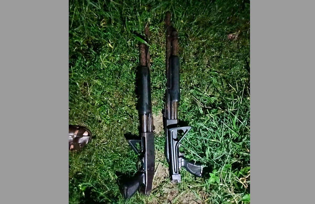 রাজশাহীতে পদ্মা নদীর কাশবন থেকে উদ্ধার হওয়া অস্ত্র