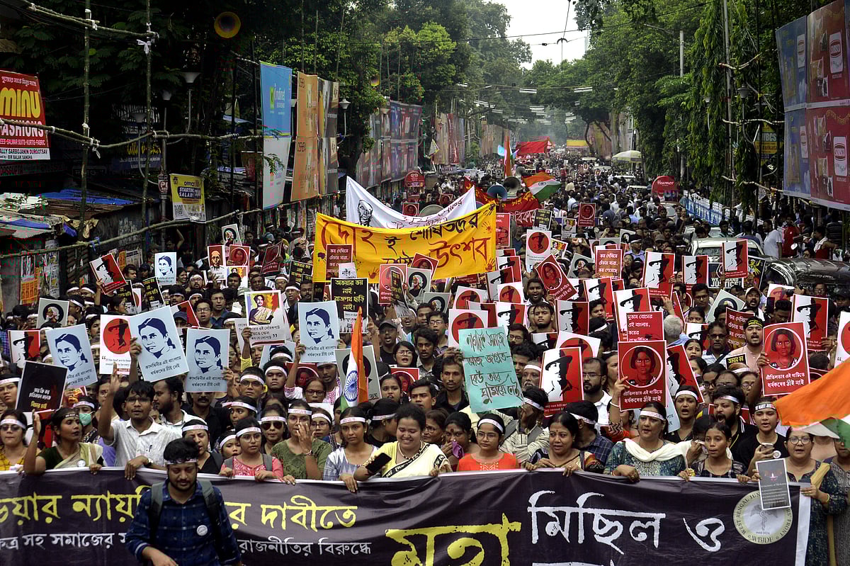কলকাতায় গতকাল বুধবার জুনিয়র চিকিৎসকদের ডাকে বিশাল প্রতিবাদ মিছিল হয়