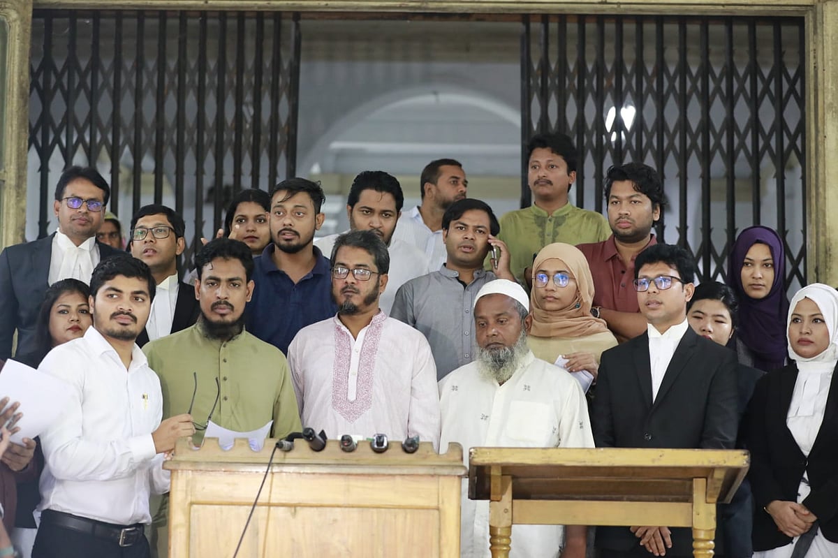 আন্তর্জাতিক অপরাধ ট্রাইব্যুনালের চিফ প্রসিকিউটরের কার্যালয়ে অভিযোগ দাখিলের পর জাতীয় নাগরিক কমিটির সংবাদ সম্মেলন। এ সময় উপস্থিত ছিলেন অভিযোগ দায়েরকারীরা