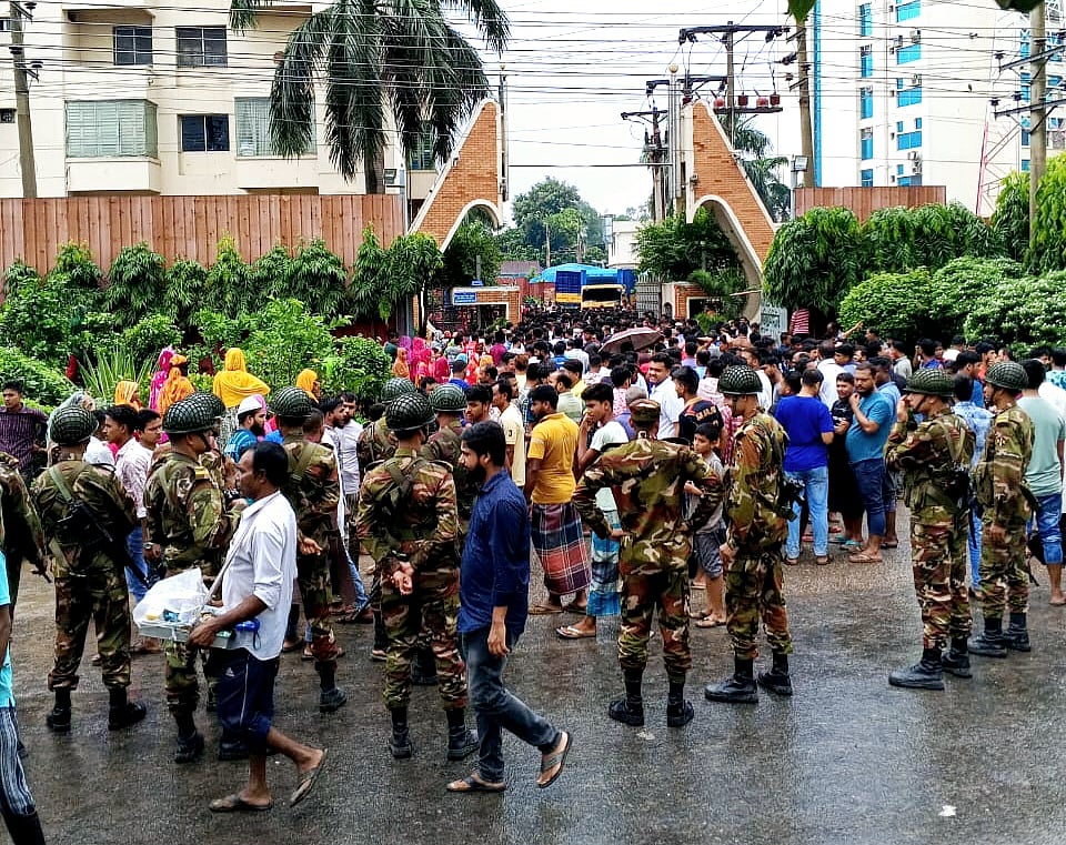 গাজীপুর মহানগরীর জিরানী বাজার এলাকায় শিল্প পুলিশ ও সেনাবাহিনীর সদস্যরা অবস্থান নিয়ে পরিস্থিতি স্বাভাবিক করেন। বৃহস্পতিবার সকাল ১০টার দিকে