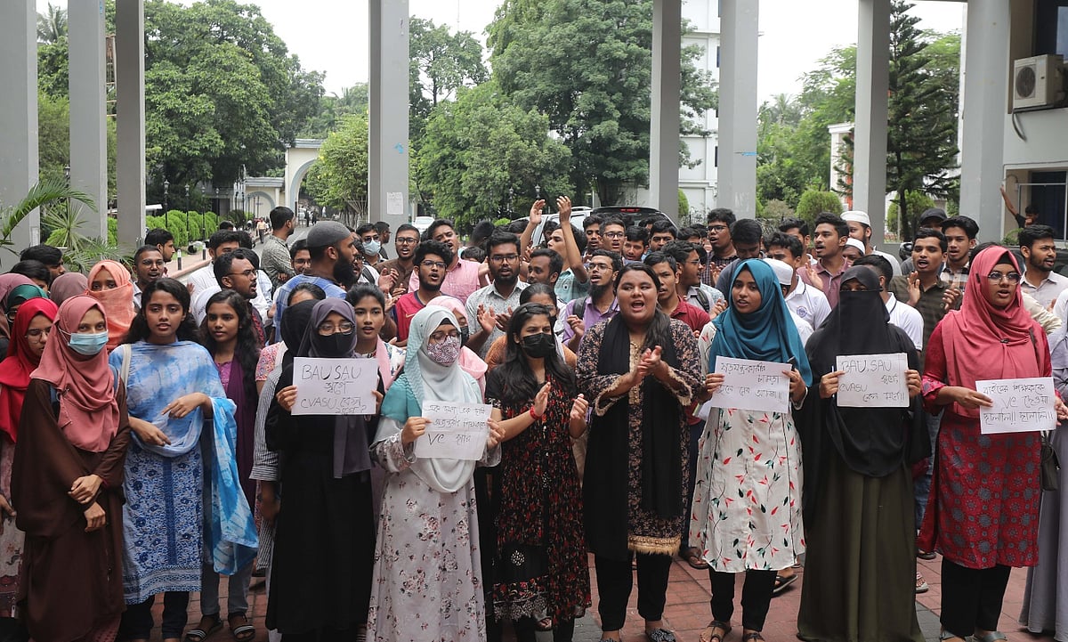 কর্মরত শিক্ষকদের থেকে উপাচার্য নিয়োগের দাবিতে বিক্ষোভ করেন শিক্ষার্থীরা। আজ বেলা ১১টায় চট্টগ্রাম ভেটেনারি ও অ্যানিমেল সাইন্সেস বিশ্ববিদ্যালয়ে