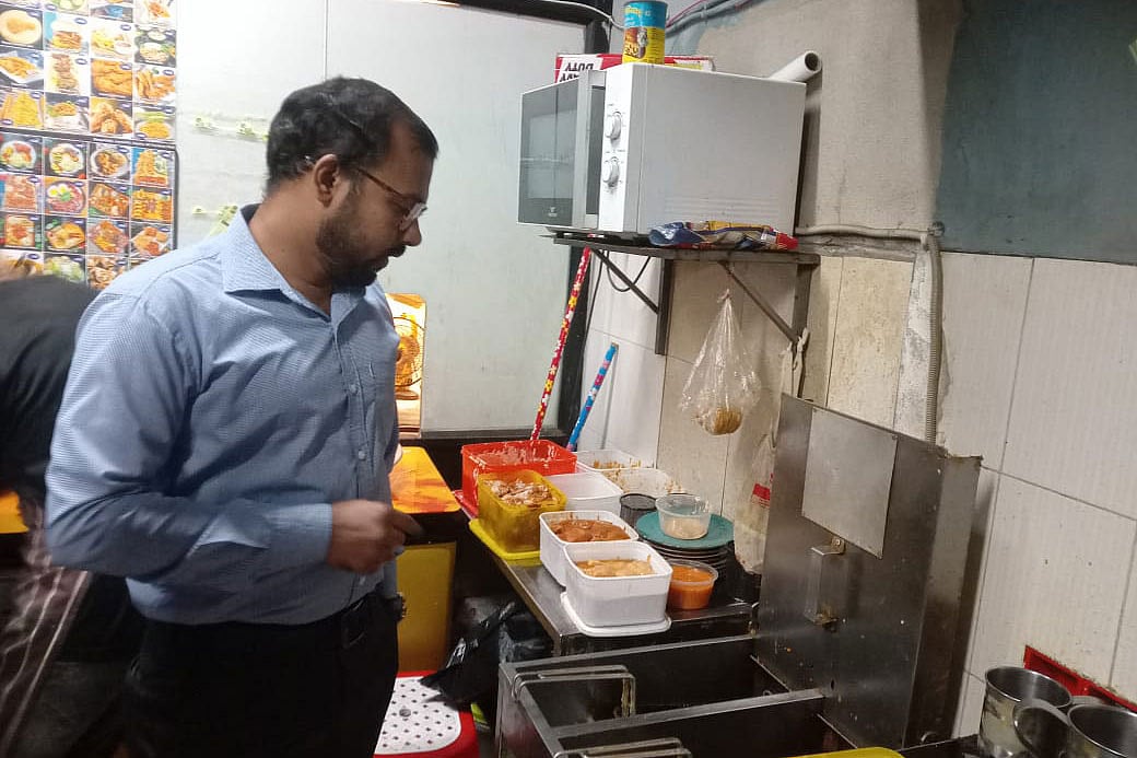 চট্টগ্রাম নগরের প্রবর্তক মোড় এলাকার ইকুইটি শপিং মলের খাবারের দোকানগুলোয় অভিযান চালায় জাতীয় ভোক্তা অধিকার সংরক্ষণ অধিদপ্তর। আজ দুপুরে