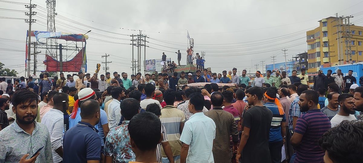 নরসিংদীতে নিরবিচ্ছিন্ন গ্যাস সরবরাহের দাবিতে তিন ঘণ্টা ধরে মহাসড়ক অবরোধ করে বিক্ষোভ করছেন চালকেরা। আজ দুপুরে ঢাকা-সিলেট মহাসড়কের সাহেপ্রতাব মোড়ে