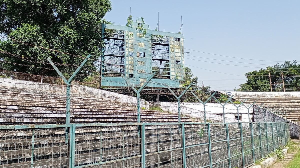 গোয়ালিয়রের ক্যাপ্টেন রূপ সিং স্টেডিয়ামের গ্যালারি ও স্কোরবোর্ডের বর্তমান চিত্র