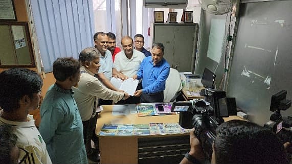 ক্রীড়া উপদেষ্টা বরাবর লেখা স্মারকলিপি তুলে দেন জাতীয় ক্রীড়া পরিষদের পরিচালক (ক্রীড়া) শামসুল আলমের হাতে