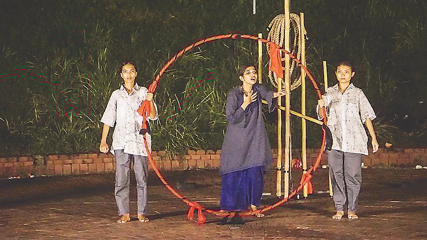 প্রায় তিন–চারজন নাটকের দৃশ্য