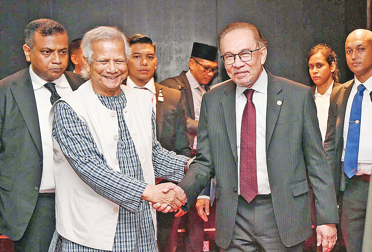 মালয়েশিয়ার প্রধানমন্ত্রী আনোয়ার ইব্রাহিমের সঙ্গে কুশল বিনিময় করেন প্রধান উপদেষ্টা ড. মুহাম্মদ ইউনূস। গতকাল ঢাকায় ইন্টারকন্টিনেন্টাল হোটেলে