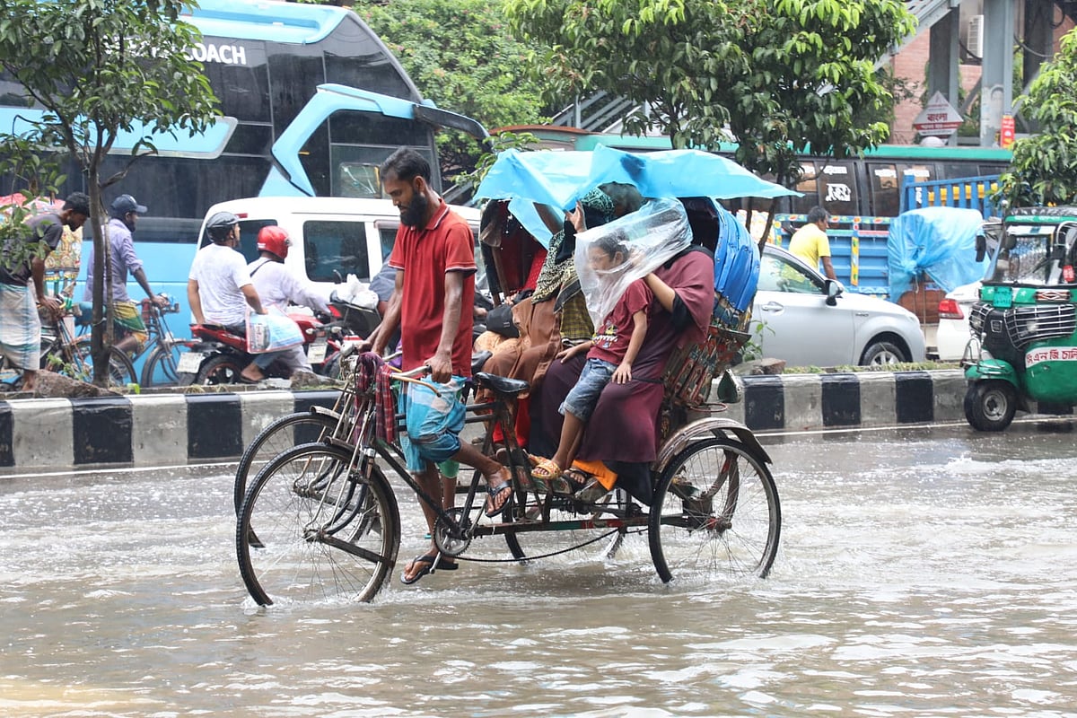 গতকাল বৃহস্পতিবার ঢাকায় থেমে থেমে বৃষ্টি হয়। বৃষ্টিতে অনেক রাস্তাতেই পানি জমে যায়। ছবিটি মতিঝিল এলাকার