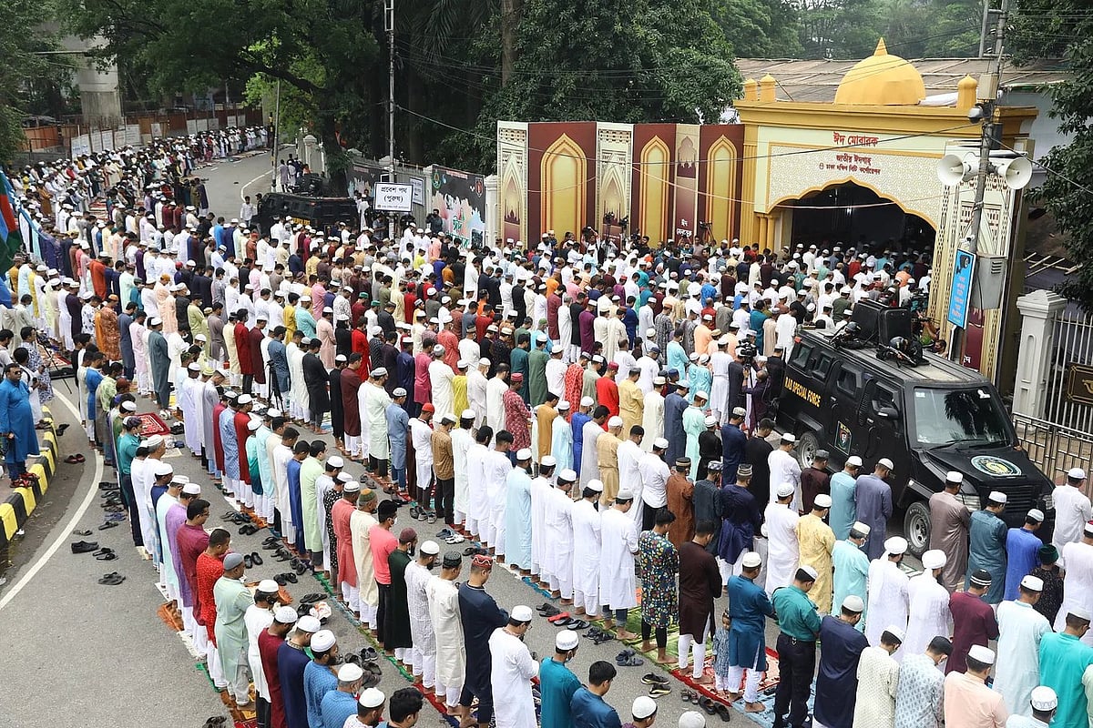 ঈদের নামাজ আদায় করছেন মুসল্লিরা