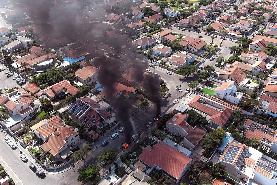 গত বছরের ৭ অক্টোবর হামাসের রকেট হামলায় দক্ষিণ ইসরায়েলের আসকালানের একটি সড়কে পুড়ে যাওয়া গাড়ি থেকে ধোঁয়া বের হচ্ছে
