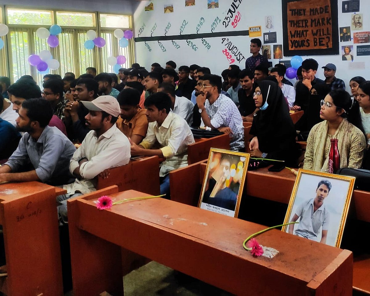 চট্টগ্রাম বিশ্ববিদ্যালয়ে তিন মাস পর ক্লাস শুরুর প্রথম দিনে দুই শহীদ শিক্ষার্থীকে স্মরণ করা হয়। আজ সকালে বিশ্ববিদ্যালয়ের ইতিহাস বিভাগে