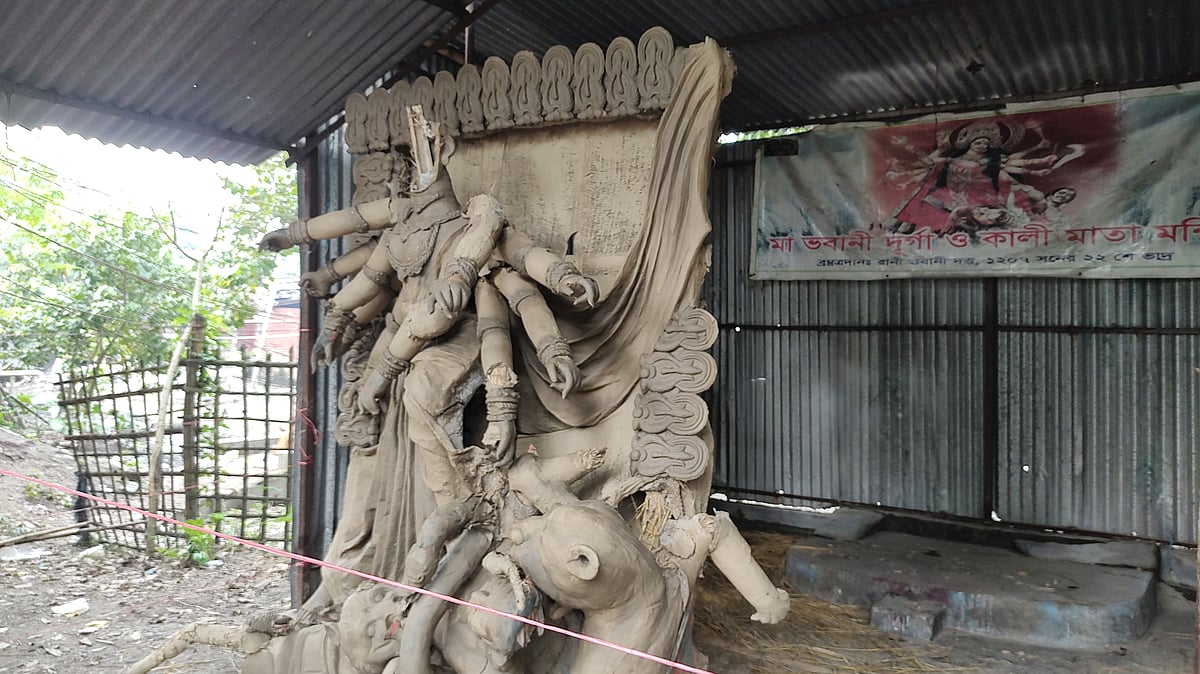 প্রতিমা ভাঙচুর করেছে দুর্বৃত্তরা। রোববার সকালে চাঁপাইনবাবগঞ্জ পৌর এলাকায়