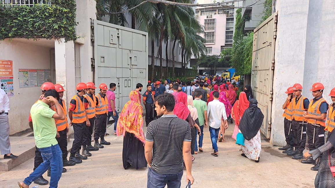 গাজীপুরের কালিয়াকৈর উপজেলার চন্দ্রা পল্লী বিদ্যুৎ এলাকার একটি তৈরি পোশাক কারখানায় যাচ্ছেন শ্রমিকেরা। আজ রোববার সকাল ৮টায়