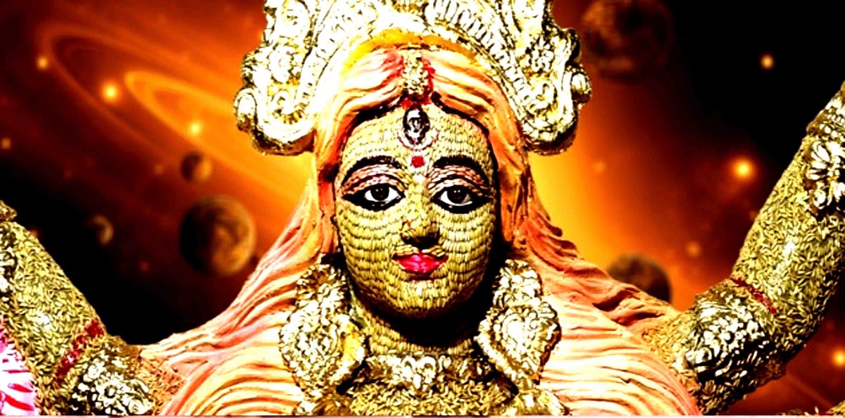 ধান দিয়ে গড়া দুর্গাপ্রতিমা। নাটোর শহরের লালবাজার কদমতলার রবি সূতম সংঘের মণ্ডপে