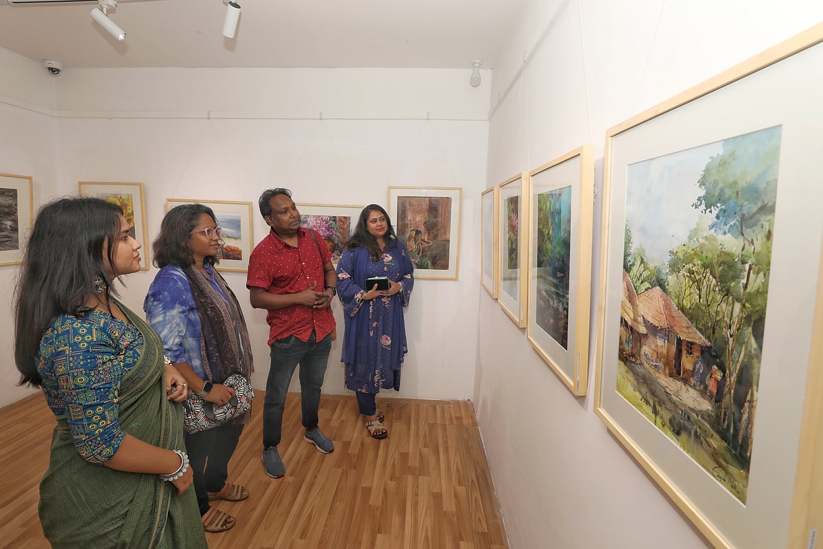 শিল্পকর্মের প্রদর্শনী ‘চিত্রমেলা’ দেখছেন দর্শকেরা। রোববার লালমাটিয়ার দ্য ইলিউশনস গ্যালারিতে