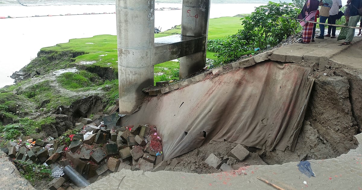 জামালপুরের পুরাতন ফেরিঘাট এলাকায় ব্রহ্মপুত্র নদের শহর রক্ষা বাঁধে ভাঙন দেখা দিয়েছে। আজ রোববার সকালে তোলা। ছবি: প্রথম আলো