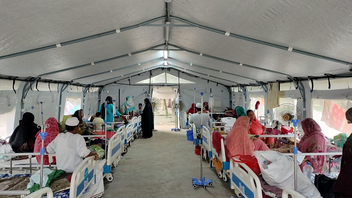 ফেনী সদর জেনারেল হাসপাতালে তাবুতে চলছে শিশুদের ডায়রিয়ার চিকিৎসা। আজ সকালে তোলা