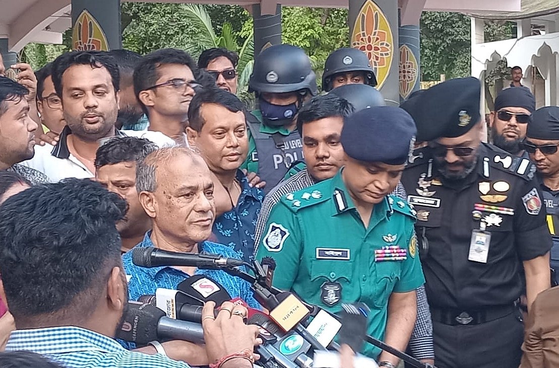 রমনা কালীমন্দির পরিদর্শন শেষে সাংবাদিকদের সঙ্গে কথা বলেন স্বরাষ্ট্র উপদেষ্টা লেফটেন্যান্ট জেনারেল (অব.) মো. জাহাঙ্গীর আলম চৌধুরী। ঢাকা, ০৬ অক্টোবর