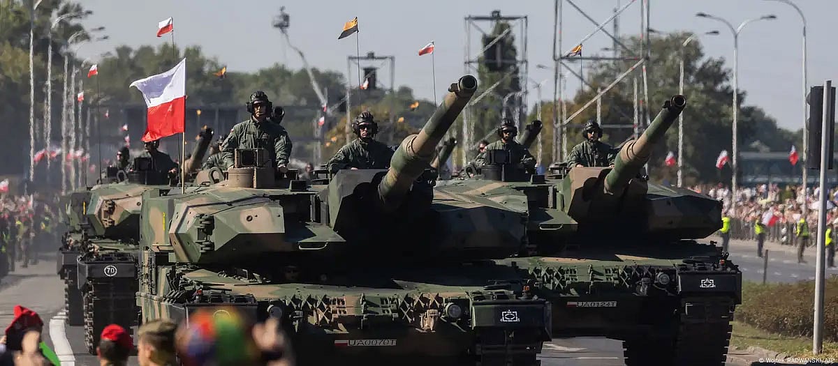 সামরিক কুচকাওয়াজে পোল্যান্ডের কয়েকটি ট্যাংক