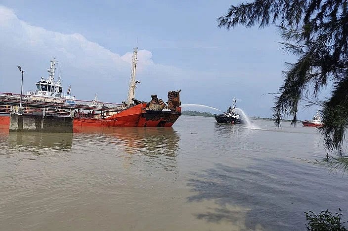 চট্টগ্রাম বন্দরের জ্বালানি তেল খালাসের জেটিতে নোঙর করে রাখা ট্যাংকারে আগুন নিয়ন্ত্রণের কাজ করছে ফায়ার সার্ভিস।৩০ সেপ্টেম্বর দুপুর ১২টায়