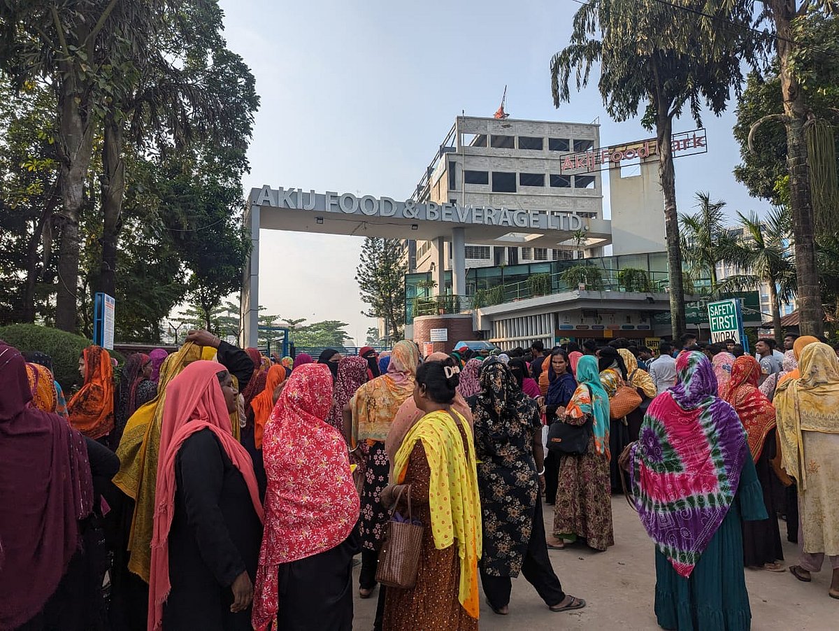 ঢাকার ধামরাইয়ে বেতন বৃদ্ধি, সাপ্তাহিক ছুটিসহ ৯ দফা দাবিতে বিক্ষোভ করেন আকিজ ফুড অ্যান্ড বেভারেজ লিমিটেডের শ্রমিকেরা। আজ সোমবার সকালে