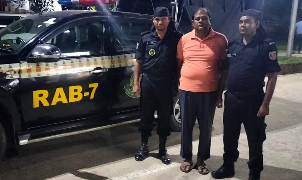 র্যাবের হাতে আটক গাছ ব্যবসায়ী কাজী জাহিদুল আলম