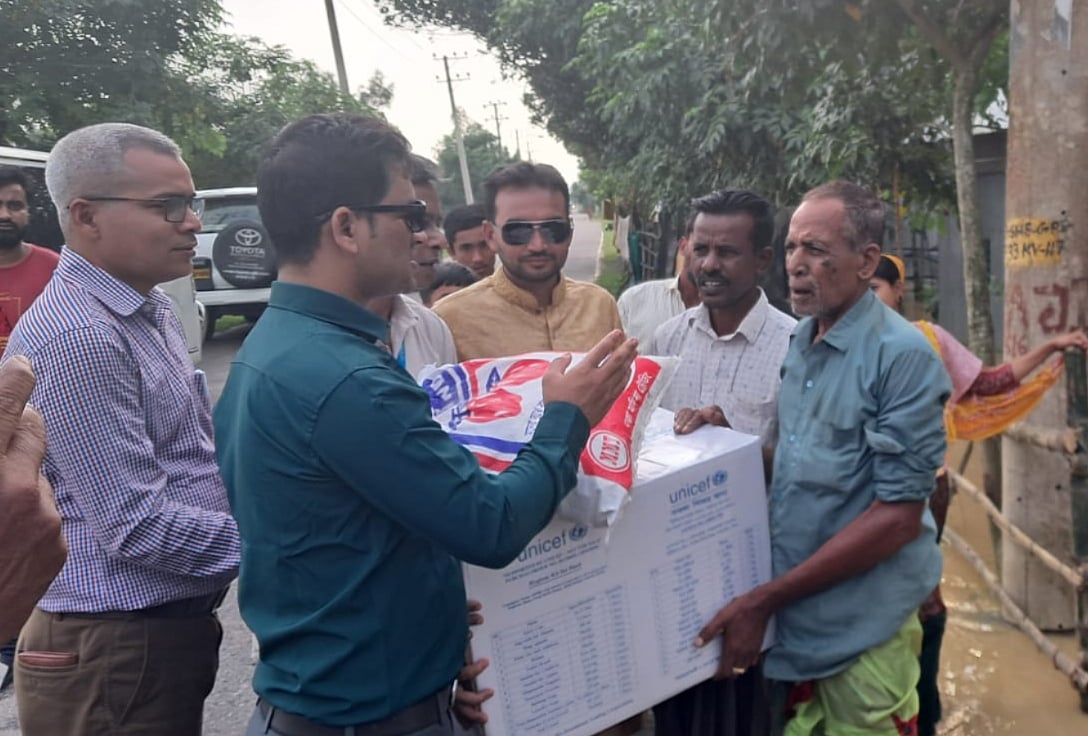 শেরপুরের নালিতাবাড়ী উপজেলায় বন্যার্ত আলেয়া বেগমের পরিবারের কাছে ত্রাণসামগ্রী পৌঁছে দিয়েছেন ইউএনও মাসুদ রানা। মঙ্গলবার বিকেলে উত্তর নাকশী গ্রামে