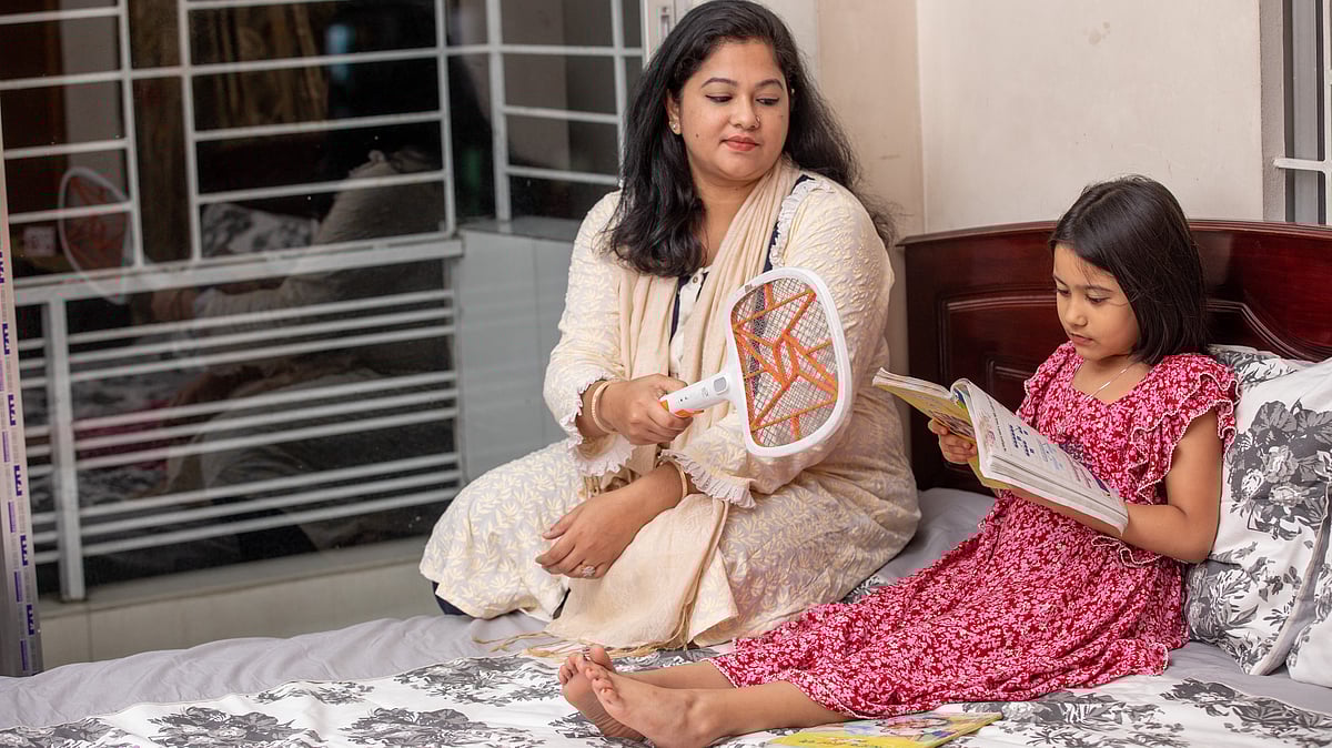 মশা তাড়াতে এমন ইলেক্ট্রিক ব্যাট বেশ জনপ্রিয়। মডেল: ঐশী ও রামিসা