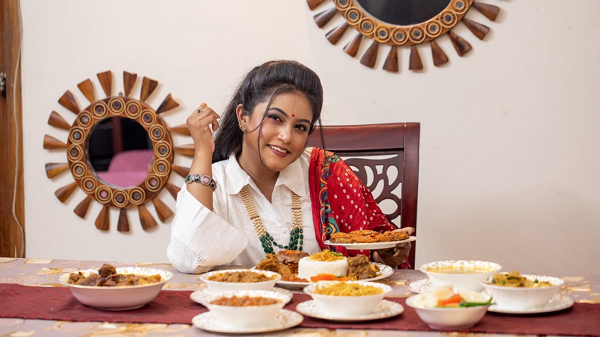 দশমীতে নিজ হাতে রান্না করেন সংগীতশিল্পী দেবশ্রী অন্তরা