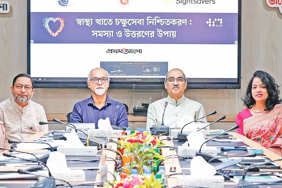 ‘স্বাস্থ্য খাতে চক্ষুসেবা নিশ্চিতকরণ: সমস্যা ও উত্তরণের উপায়’ শীর্ষক গোলটেবিল বৈঠকে (বাঁ থেকে) মুনির আহমেদ, আবদুল কাদের, এ এইচ এম এনায়েত হোসেন ও অমৃতা রেজিনা রোজারিও। গতকাল রাজধানীর কারওয়ান বাজারে প্রথম আলো কার্যালয়ে