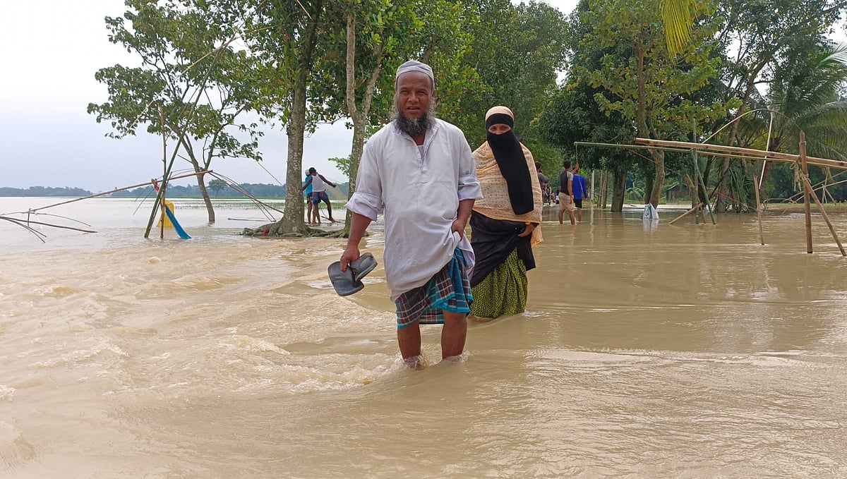 ময়মনসিংহের ফুলপুরে উপজেলায় পানি ধীরগতিতে কমছে বলে জানিয়েছেন স্থানীয় কয়েকজন বাসিন্দা। আজ সকালে সিংহেশ্বর ইউনিয়নের ভাটপাড়ার সড়কে
