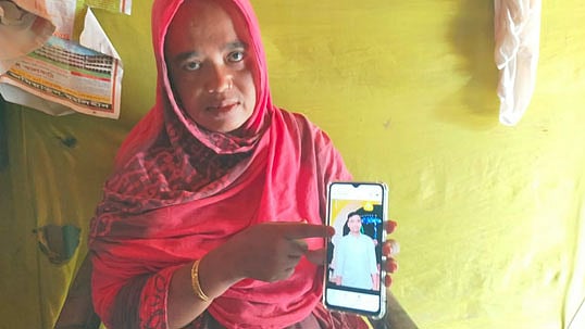 ছেলে সোহেলের ছবি হাতে মা হাসিনা আক্তার