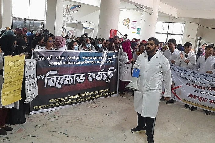 দুর্ণীতির অভিযোগ ওঠা সাবেক অধ্যক্ষ শিক্ষার্থীদের আন্দোলনের মুখে পদত্যাগ করেন। গত ৮ সেপ্টেম্বর নোয়াখালীর মালেক উকিল মেডিকেল কলেজ হাসপাতালে