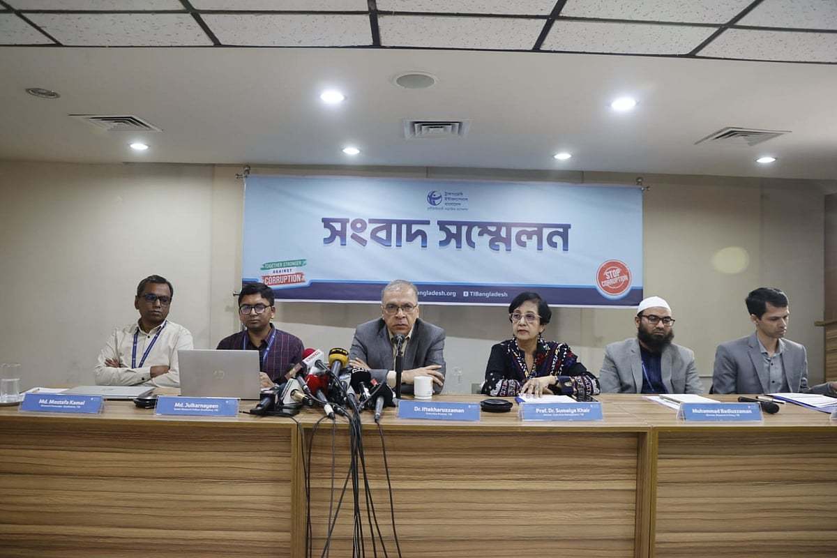 টিআইবির সংবাদ সম্মেলন। আজ বুধবার রাজধানীর ধানমন্ডিতে টিআইবির কার্যালয়ে