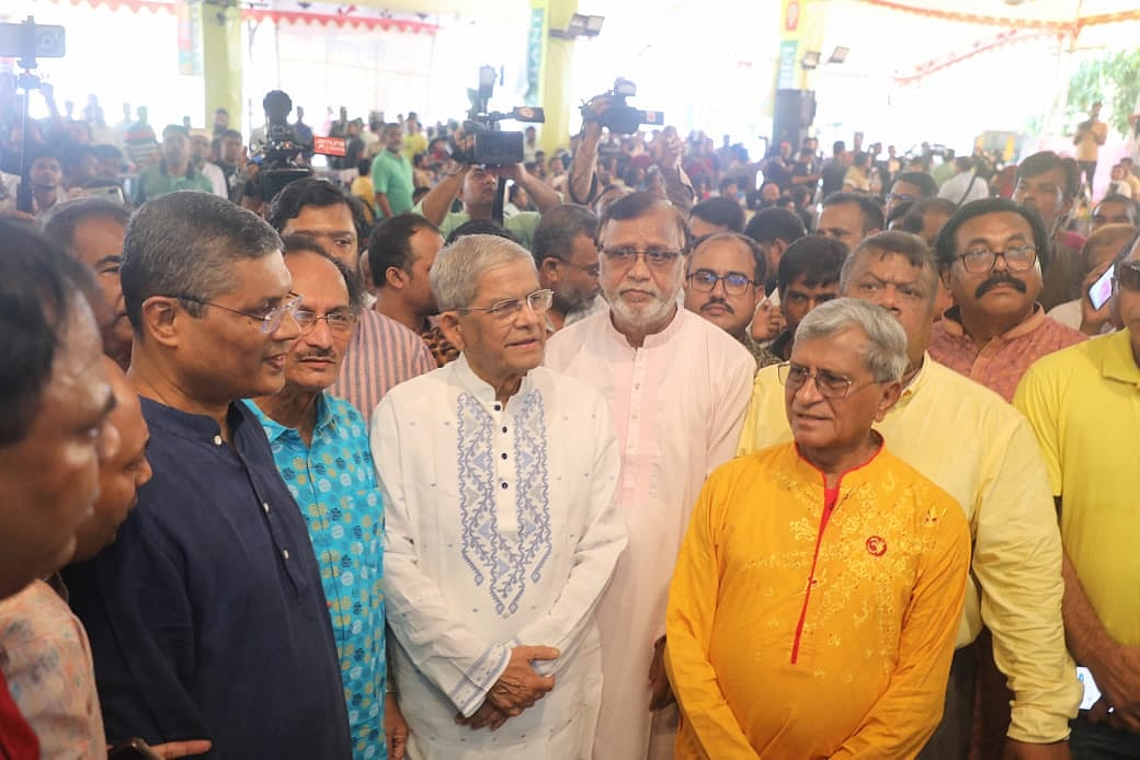 বিএনপির মহাসচিব মির্জা ফখরুল ইসলাম আলমগীর আজ বুধবার ঢাকেশ্বরী জাতীয় মন্দিরে দুর্গাপূজা মণ্ডপ পরিদর্শন করেন